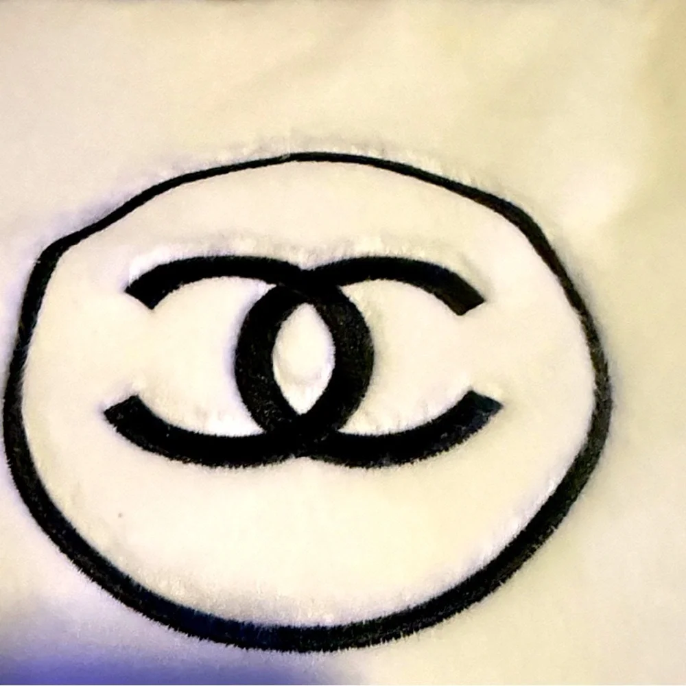 Absolutely adorable authentic rare,collectible white Chanel furry pouch/clutch. - Picture 7 of 17